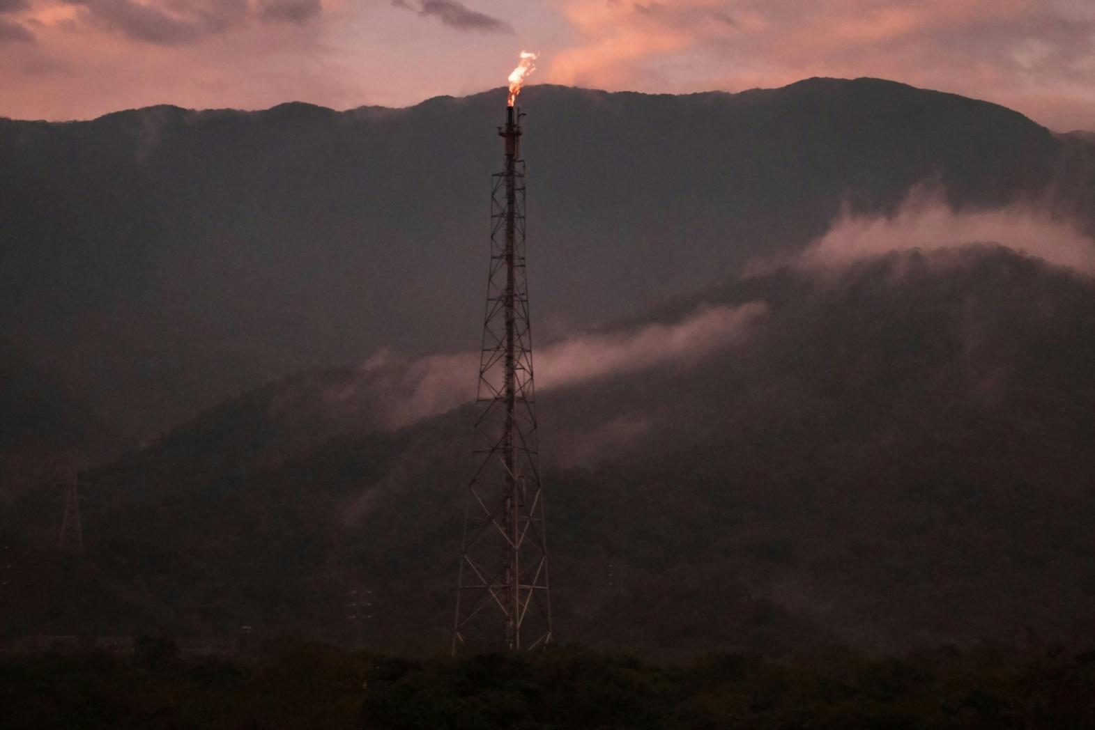 Instructor explicando protocolos de emergencia